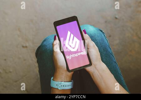 In questa immagine, il logo LightSpeed Commerce viene visualizzato sullo schermo di uno smartphone Foto Stock