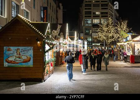 Weihnachtliche Nürnberger Fußgängerzone, 28.11.204 Weihnachtsmarkt mit zahlreichen Verkaufsbuden am Ludwigsplatz in Nürnberg, aufgenommen bei Nacht. Die Szenerie zeigt festlich geschmückte Stände mit weihnachtlicher Beleuchtung. Besucher schlendern zwischen den Buden, die typisch für die Weihnachtszeit Dekorationen, Speisen und Getränke anbieten. Nürnberg Bayern Deutschland *** Natale Norimberga zona pedonale, 28 11 204 Mercatino di Natale con numerose bancarelle su Ludwigsplatz a Norimberga, preso di notte la scena mostra bancarelle decorate festosamente con luci natalizie i visitatori passeggiano tra le due Foto Stock