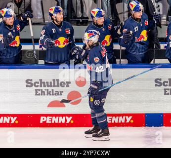 Yasin Ehliz (EHC Red Bull Muenchen, #42) beim Abklatschen an der Bank nach seinem Tor zum 1:0. GER, EHC Red Bull Muenchen vs. Nuernberg Ice Tigers, Eishockey, DEL, 21. Spieltag, Saison 2024/2025, 28.11.2024. Foto: Eibner-Pressefoto/Heike Feiner Foto Stock