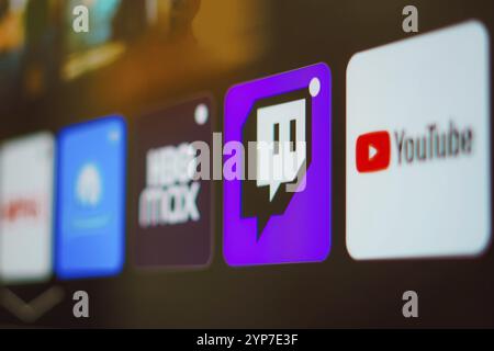 In questa immagine, il logo Twitch, YouTube e HBO Max viene visualizzato su uno schermo TV Foto Stock