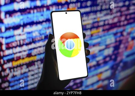 In questa immagine, il logo Google Chrome del browser Web viene visualizzato sullo schermo di uno smartphone Foto Stock