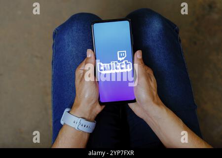 In questa immagine, il logo Twitch viene visualizzato su uno smartphone mobile Foto Stock