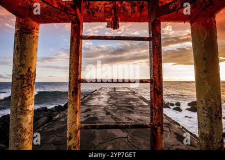 Molo e faro a Saint Pierre, isola la Reunion, Oceano Indiano, 26 aprile 2016, Saint Pierre, Francia, Europa Foto Stock