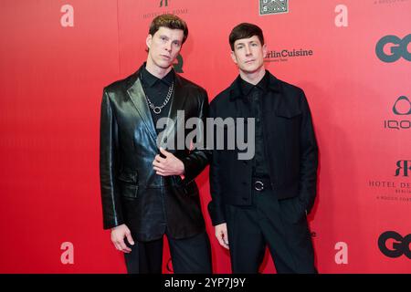 Berlino, Germania. 28 novembre 2024. Jeremy Shaw (r) e Thilo Reich partecipano al 26° GQ Men of the Year Awards presso l'Orangerie del Palazzo di Charlottenburg. I talenti e le superstar internazionali che plasmano lo zeitgeist e guidano coraggiosamente la strada con la loro visione saranno onorati. Credito: Annette Riedl/dpa/Alamy Live News Foto Stock