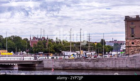 Stoccolma, Svezia 2025. Splendida vista di Stoccolma al tramonto e all'alba, bellissime vecchie case che si estendevano accanto ad essa in Svezia Foto Stock
