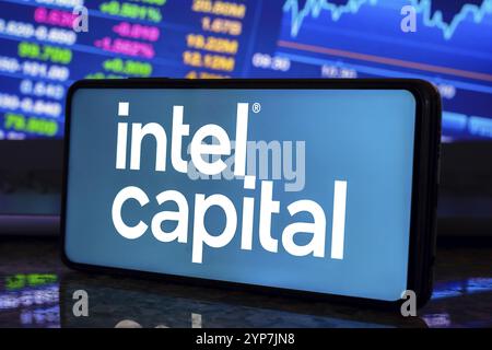 In questa immagine, il logo Intel Capital viene visualizzato sullo schermo di uno smartphone Foto Stock