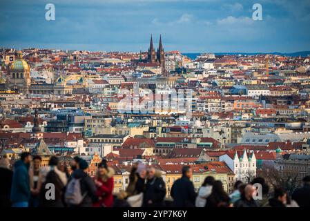 Praga, repubblica Ceca - 30 dicembre 2024. Vista panoramica sul centro di Praga del castello di Praga con persone in piedi sul punto panoramico Foto Stock