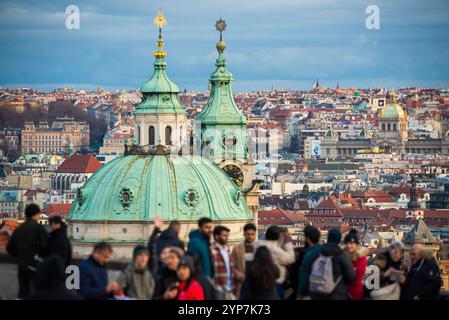 Praga, repubblica Ceca - 30 dicembre 2024. Vista panoramica sul centro di Praga del castello di Praga con persone in piedi sul punto panoramico Foto Stock