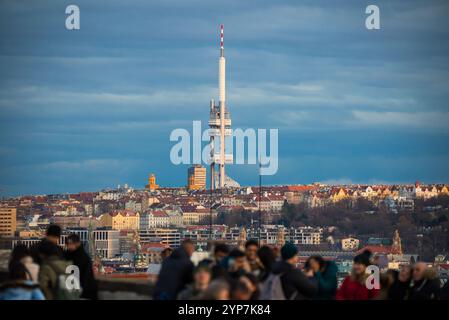 Praga, repubblica Ceca - 30 dicembre 2024. Vista panoramica sul centro di Praga del castello di Praga con persone in piedi sul punto panoramico Foto Stock