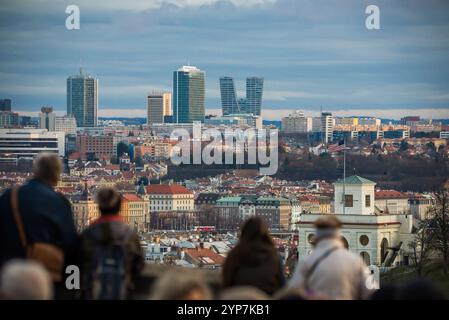 Praga, repubblica Ceca - 30 dicembre 2024. Vista panoramica sul centro di Praga del castello di Praga con persone in piedi sul punto panoramico Foto Stock