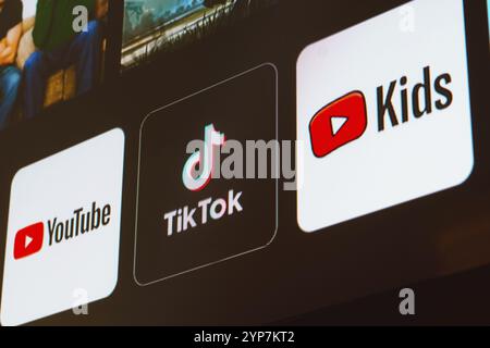 In questa immagine, il logo YouTube, TikTok e YouTube Kids viene visualizzato su uno schermo TV Foto Stock