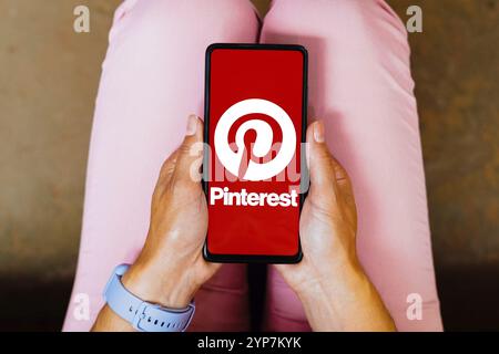 In questa figura, il logo Pinterest viene visualizzato sullo schermo dello smartphone Foto Stock