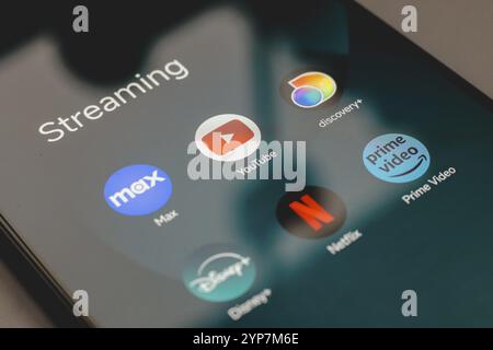 In questa immagine, il logo dell'app Max, YouTube, Discovery, Disney, Netflix e prime Video viene visualizzato sullo schermo di uno smartphone Foto Stock