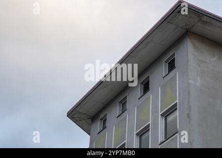 Edificio residenziale multipiano degli anni '60 Foto Stock