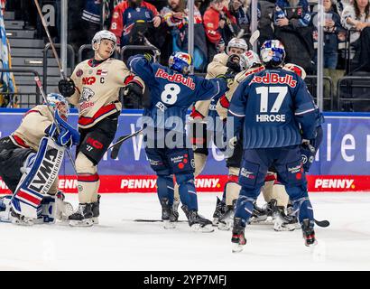 Monaco, Germania. 28 novembre 2024. Eine von mehreren Auseinandersetzungen zwischen beiden team. GER, EHC Red Bull Muenchen vs. Nuernberg Ice Tigers, Eishockey, DEL, 21. Spieltag, Saison 2024/2025, 28.11.2024. Foto: Eibner-Pressefoto/Heike Feiner credito: dpa/Alamy Live News Foto Stock