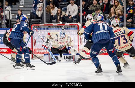 Monaco, Germania. 28 novembre 2024. Yasin Ehliz (EHC Red Bull Muenchen, n. 42) scheitert an Niklas Trendle (Torwart, Nuernberg Ice Tigers, n. 31). GER, EHC Red Bull Muenchen vs. Nuernberg Ice Tigers, Eishockey, DEL, 21. Spieltag, Saison 2024/2025, 28.11.2024. Foto: Eibner-Pressefoto/Heike Feiner credito: dpa/Alamy Live News Foto Stock