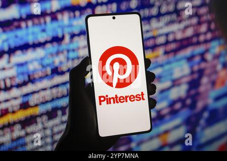 In questa figura, il logo Pinterest viene visualizzato sullo schermo dello smartphone Foto Stock