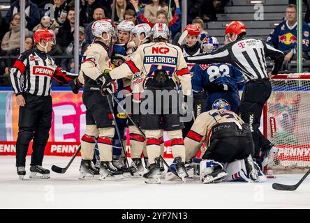 Monaco, Germania. 28 novembre 2024. Leichte Meinungsverschiedenheiten zwischen Spielern squadre di beider. GER, EHC Red Bull Muenchen vs. Nuernberg Ice Tigers, Eishockey, DEL, 21. Spieltag, Saison 2024/2025, 28.11.2024. Foto: Eibner-Pressefoto/Heike Feiner credito: dpa/Alamy Live News Foto Stock