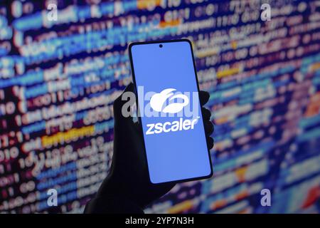 In questa immagine, il logo Zscaler viene visualizzato sullo schermo di uno smartphone Foto Stock
