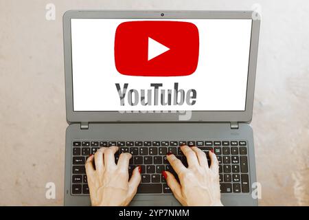 In questa immagine, il logo YouTube viene visualizzato sullo schermo di un notebook Foto Stock