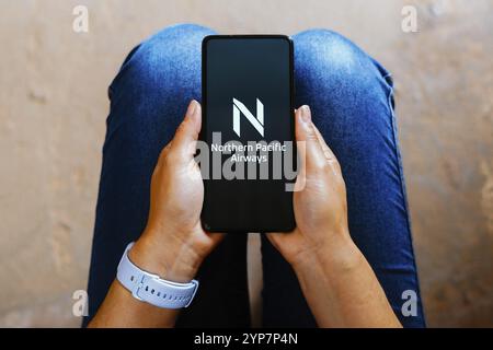 In questa immagine, il logo Northern Pacific Airways (NPA) viene visualizzato sullo schermo di uno smartphone Foto Stock