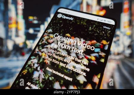 In questa immagine, la home page di Sora, OpenAI video intelligenza artificiale viene visualizzata sullo schermo di uno smartphone Foto Stock