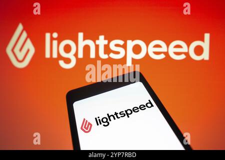 In questa immagine, il logo LightSpeed Commerce viene visualizzato sullo schermo di uno smartphone Foto Stock