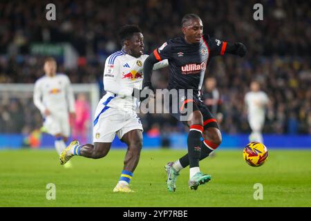 Elland Road Stadium, Leeds, Inghilterra - 27 novembre 2024 Wilfried Gnonto (29) di Leeds United e Amari'i Bell (3) di Luton Town battaglia per il pallone - durante la partita Leeds United contro Luton Town, Sky Bet Championship, 2024/25, Elland Road Stadium, Leeds, Inghilterra - 27 novembre 2024 credito: Mathew Marsden/WhiteRosePhotos/Alamy Live News Foto Stock