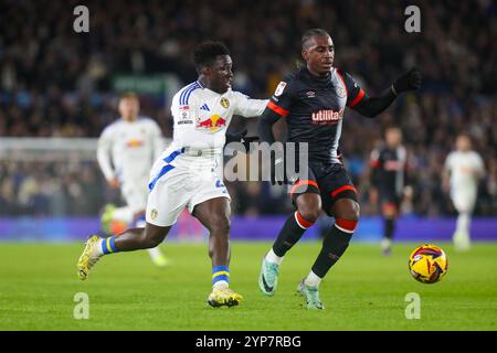 Elland Road Stadium, Leeds, Inghilterra - 27 novembre 2024 Wilfried Gnonto (29) di Leeds United e Amari'i Bell (3) di Luton Town battaglia per il pallone - durante la partita Leeds United contro Luton Town, Sky Bet Championship, 2024/25, Elland Road Stadium, Leeds, Inghilterra - 27 novembre 2024 credito: Mathew Marsden/WhiteRosePhotos/Alamy Live News Foto Stock