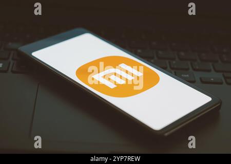 In questa immagine, il logo Xiaomi Auto viene visualizzato sullo schermo di uno smartphone Foto Stock