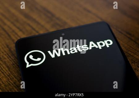 In questa figura, il logo WhatsApp viene visualizzato sullo schermo dello smartphone Foto Stock