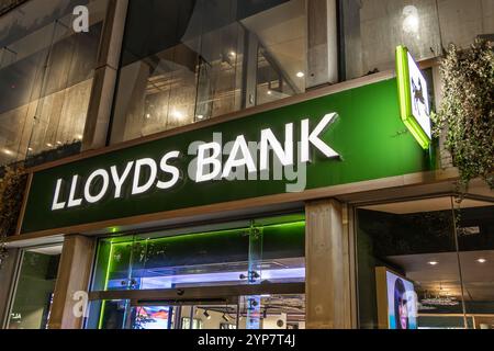 Londra, Regno Unito - 19 settembre 2024: Esterno della Lloyds Bank di notte. Una banca commerciale e commerciale britannica Foto Stock