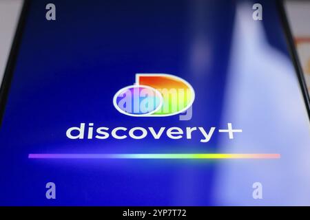 In questa immagine, il logo dell'app di streaming Discovery Plus viene visualizzato sullo schermo dello smartphone Foto Stock