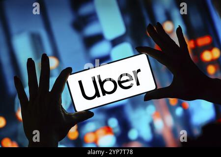 In questa immagine, il logo Uber viene visualizzato sullo schermo di uno smartphone Foto Stock