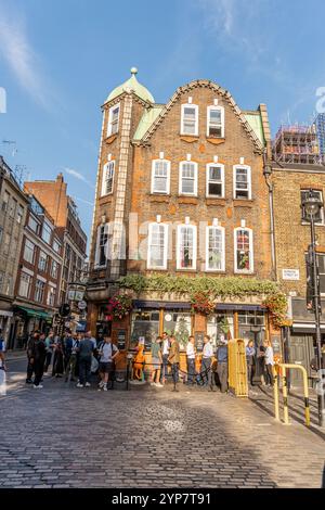 Londra, Regno Unito - 19 settembre 2024: The Blue Posts. Un pub tradizionale di Londra. Pub storico nel cuore di Soho. Foto Stock