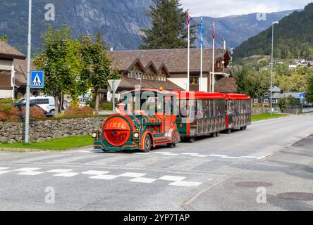 Eidfjord Norway, treno turistico per troll, offre ai turisti e ai visitatori della nave da crociera un tour di Eidfjord e della città del villaggio, Norvegia, Europa, 2024 Foto Stock