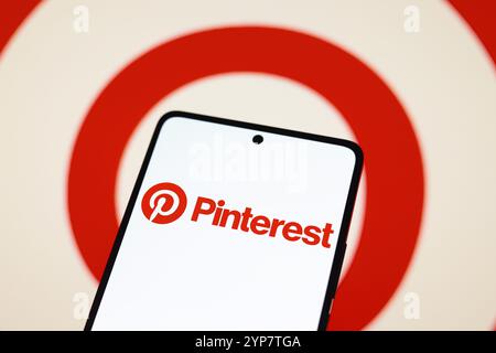 In questa figura, il logo Pinterest viene visualizzato sullo schermo dello smartphone Foto Stock