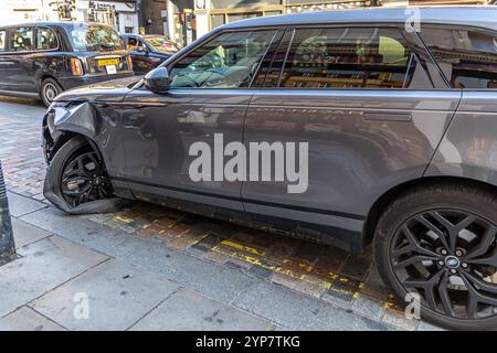 Londra, Regno Unito - 19 settembre 2024: Range Rover danneggiata con una collisione frontale significativa, che mostra l'impatto di un incidente stradale urbano sul veicolo a Londra. Foto Stock