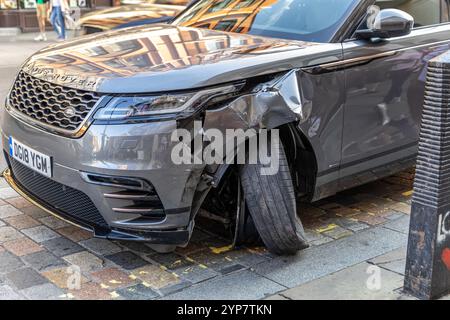 Londra, Regno Unito - 19 settembre 2024: Range Rover danneggiata con una collisione frontale significativa, che mostra l'impatto di un incidente stradale urbano sul veicolo a Londra. Foto Stock