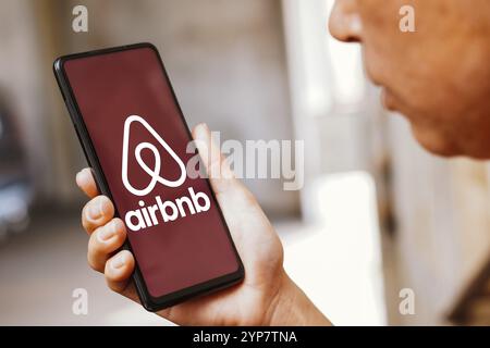 In questa immagine, il logo Airbnb viene visualizzato sullo schermo di uno smartphone Foto Stock