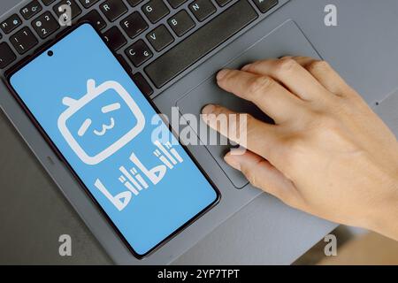 In questa immagine, il logo bilibili viene visualizzato sullo schermo di uno smartphone Foto Stock