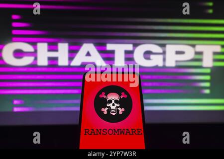 In questa immagine, la rappresentazione di un ransomware viene visualizzata sullo schermo di uno smartphone e sullo sfondo del logo ChatGPT (OpenAI) Foto Stock