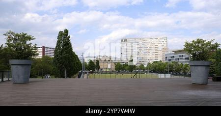 Berlino, Germania, 11 maggio 2022, vista dalla terrazza del Tempodrom all'ex Anhalter Bahnhof con l'Excelsior-Haus e il Ministero federale Foto Stock