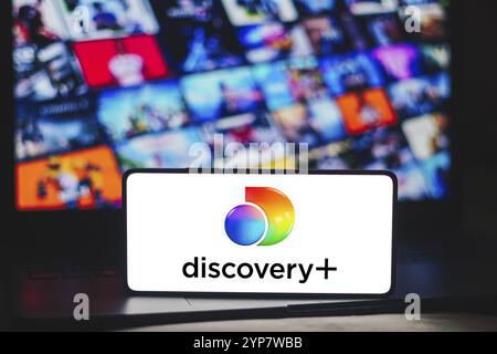 In questa immagine, il logo Discovery Plus viene visualizzato sullo schermo di uno smartphone Foto Stock