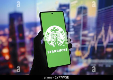 In questa illustrazione fotografica, il logo Starbucks viene visualizzato sullo schermo di uno smartphone Foto Stock