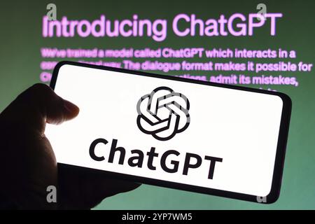 In questa illustrazione fotografica, il logo ChatGPT viene visualizzato su uno smartphone e sullo sfondo della pagina che presenta ChatGPT Foto Stock