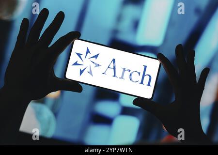 In questa immagine, il logo Arch Capital Group viene visualizzato sullo schermo di uno smartphone Foto Stock