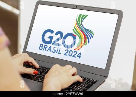 In questa immagine, il logo del G20 Brazil Summit 2024 viene visualizzato sullo schermo di un laptop Foto Stock