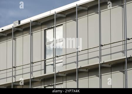 Moderno edificio per uffici con rivestimento in metallo Foto Stock