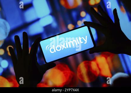 In questa immagine, il logo Doximity visualizzato su uno smartphone Foto Stock